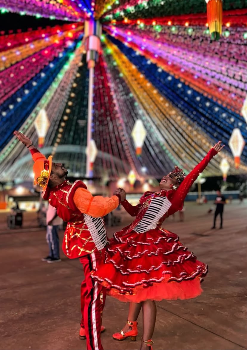 Dançarinos do Flor Ribeirinha em apresentação cultural