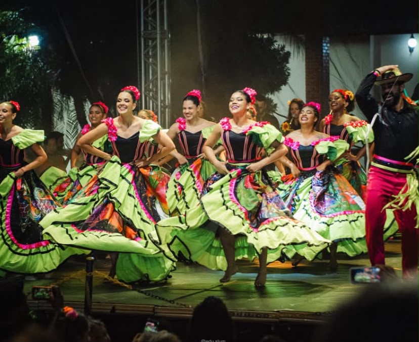 Flor Ribeirinha em apresentação de dança
