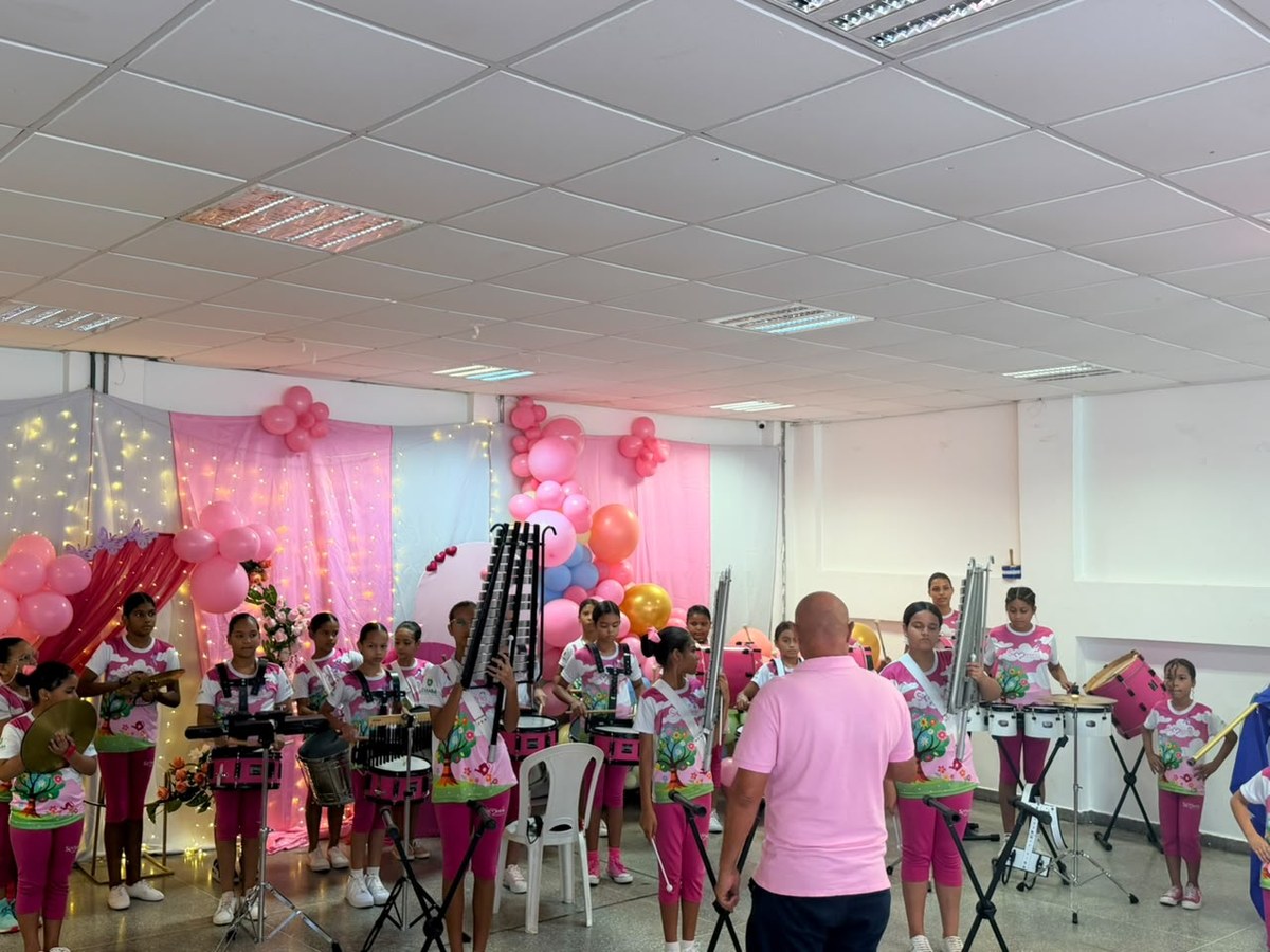 Banda de percussão do Programa Siminina durante apresentação